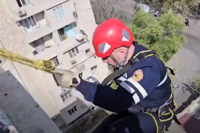 Bakıda azyaşlı mənzildə köməksiz vəziyyətdə qaldı: FHN əməliyyat keçirdi