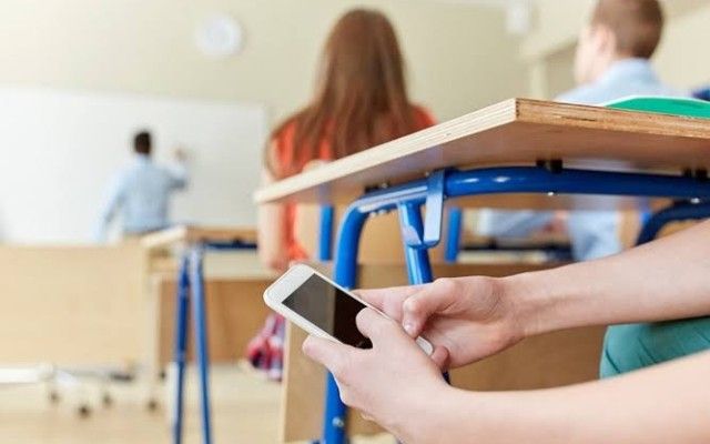 Şagirddə mobil telefon aşkarlanarsa, nə ediləcək? - Yeni qaydalar