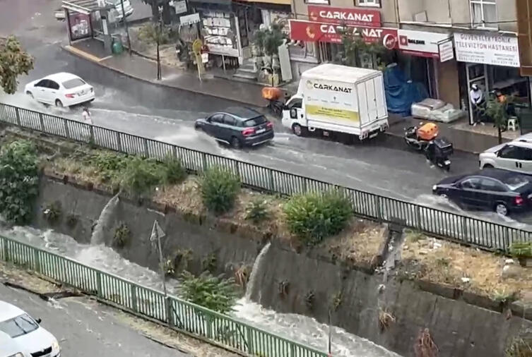 İstanbulun bir hissəsini su basdı - (Foto)