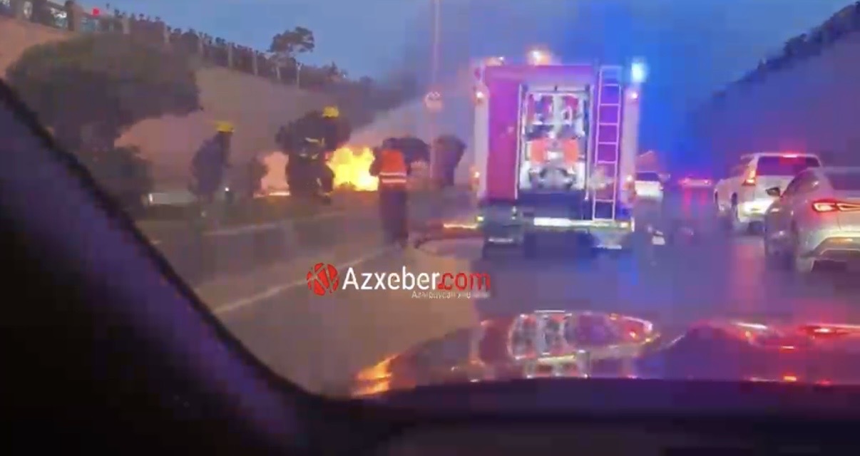 “Şamaxinka”da maşın yandı - Tıxac yarandı - VIDEO