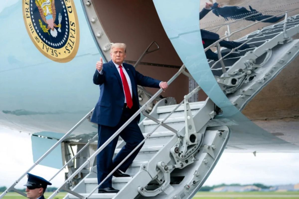 ABŞ-də hava limanına Donald Trampın adı verildi