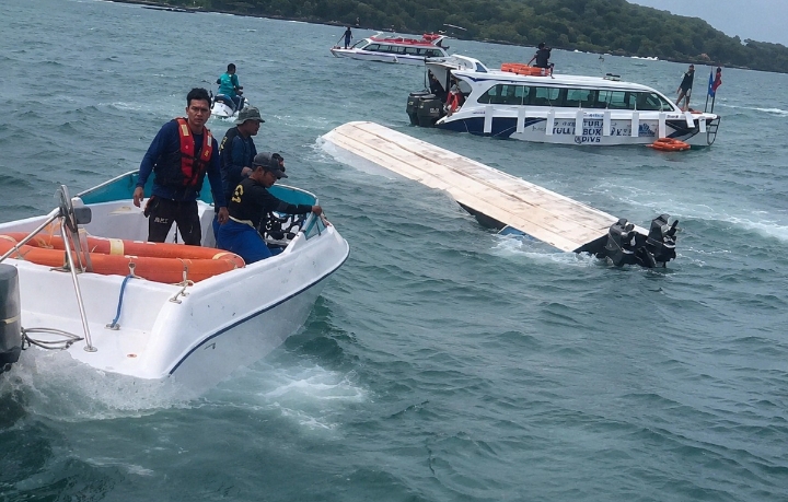 Vyetnamda turist qayığının batması nəticəsində 15 nəfər ölüb