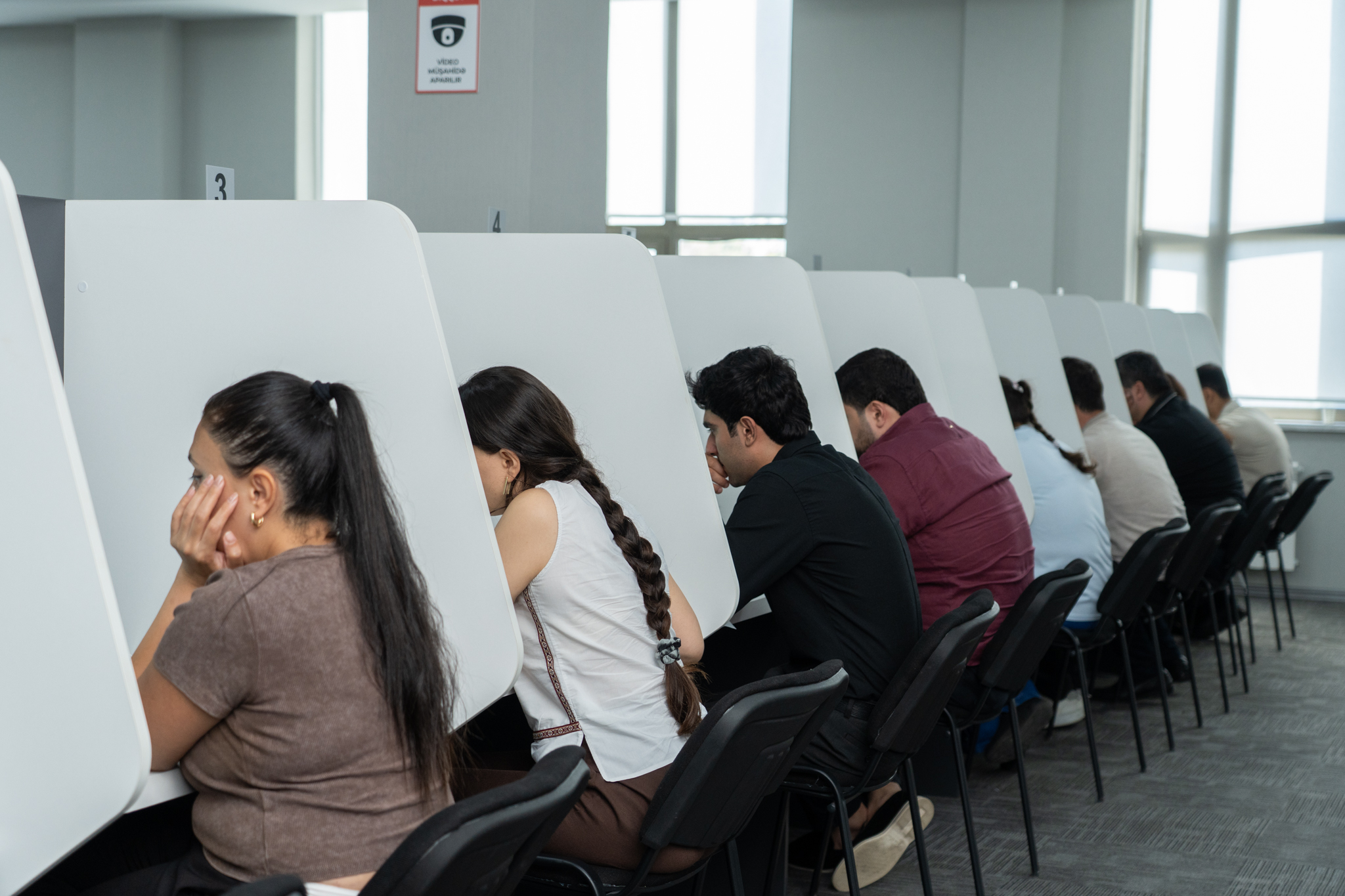 Dövlət icra məmuru vəzifəsinə qəbulla bağlı test imtahanı keçirildi