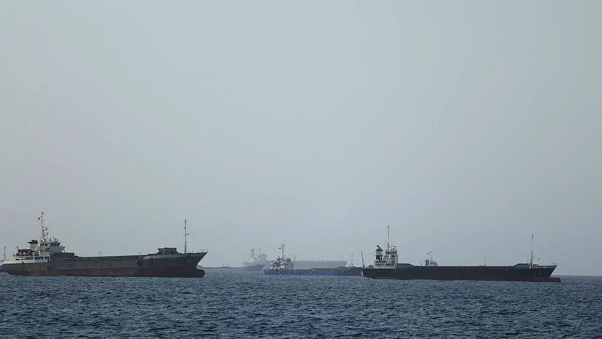 "Tasnim": Hörmüz boğazında bir neçə gəmi atəşə tutulub