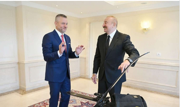 Pelleqrini İlham Əliyevə xizək hədiyyə etdi