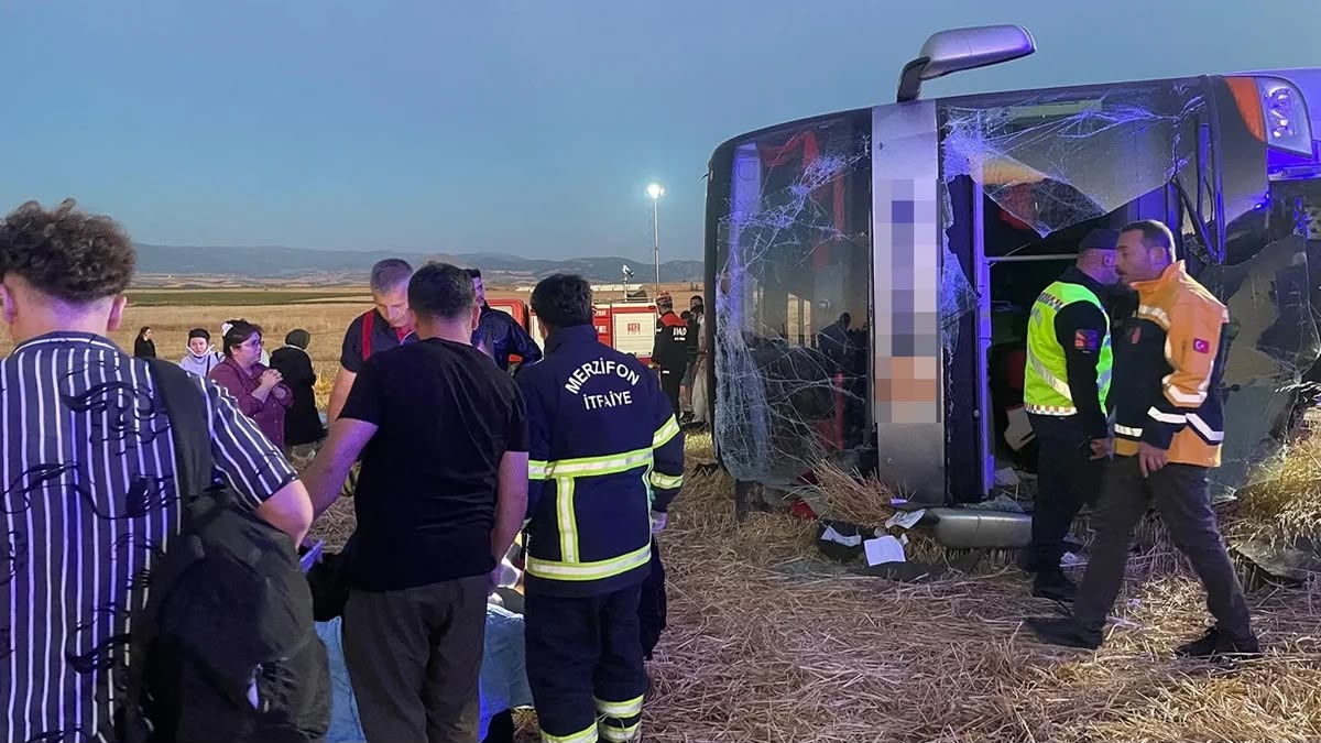 Amasyada ikimərtəbəli sərnişin avtobusu aşdı: Əlliyə yaxın yaralı var