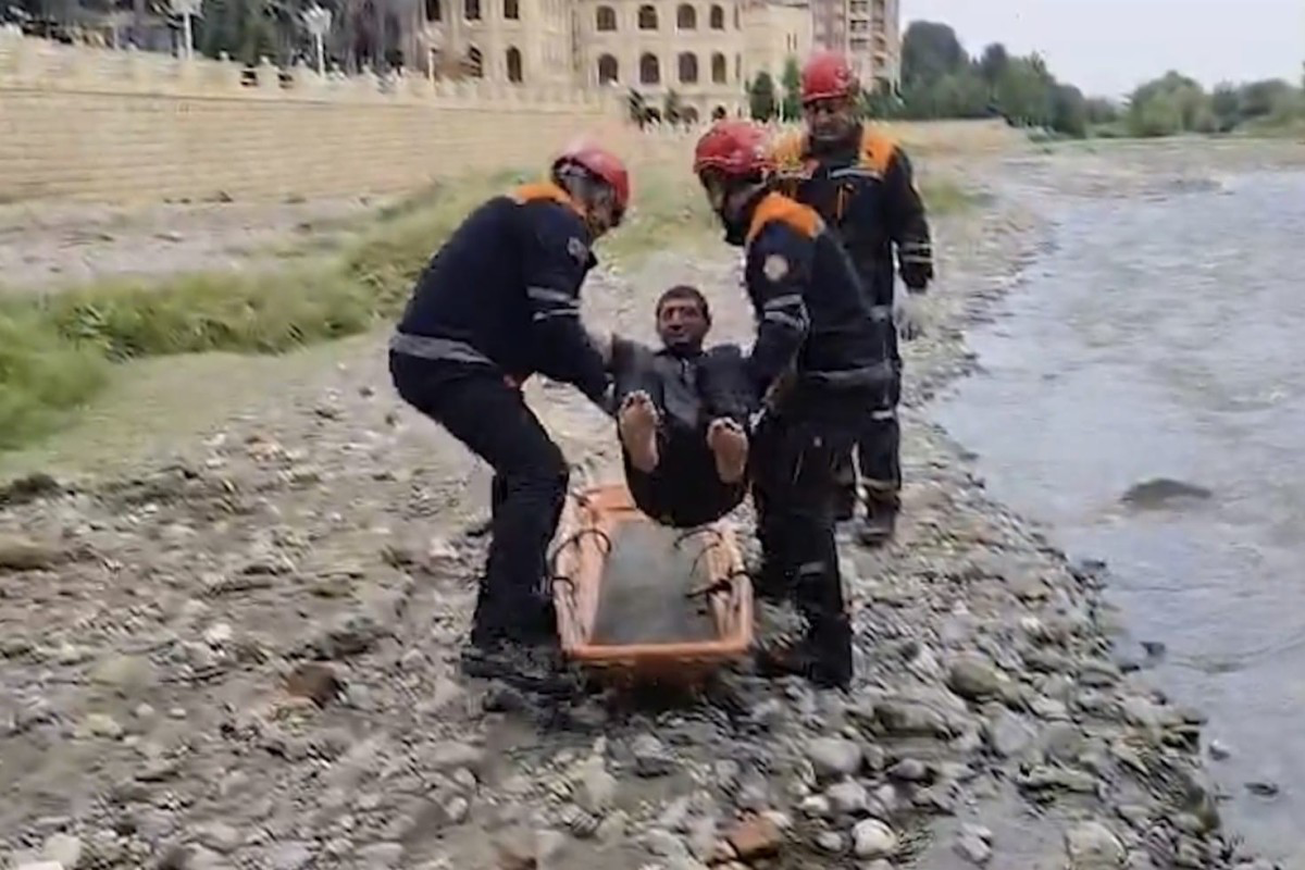 FHN: Gəncədə çayda köməksiz qalan şəxs xilas edilib