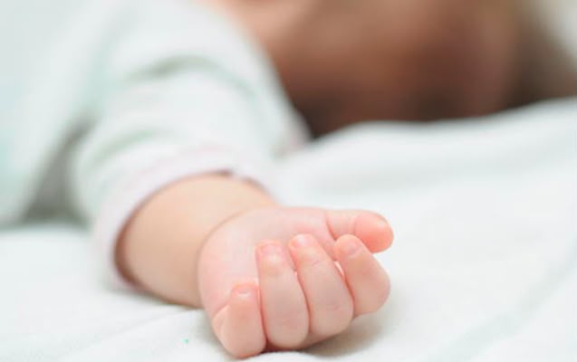 Ağır vəziyyətdə xəstəxanaya aparılan 1 yaşlı uşaq öldü