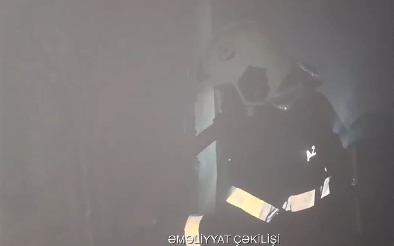 Bakıda yaşayış binasında yanğın - Sakinlər təxliyə olundu - Video