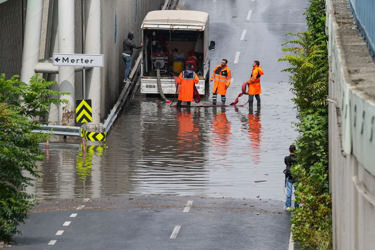 İstanbulda güclü yağış həyatı iflic etdi