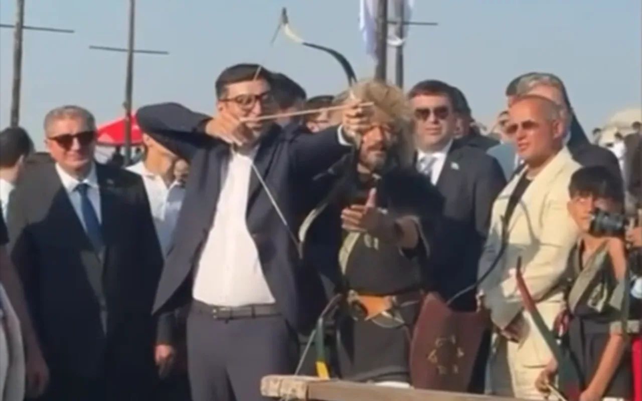 Fərid Qayıbov ox atdı - VİDEO