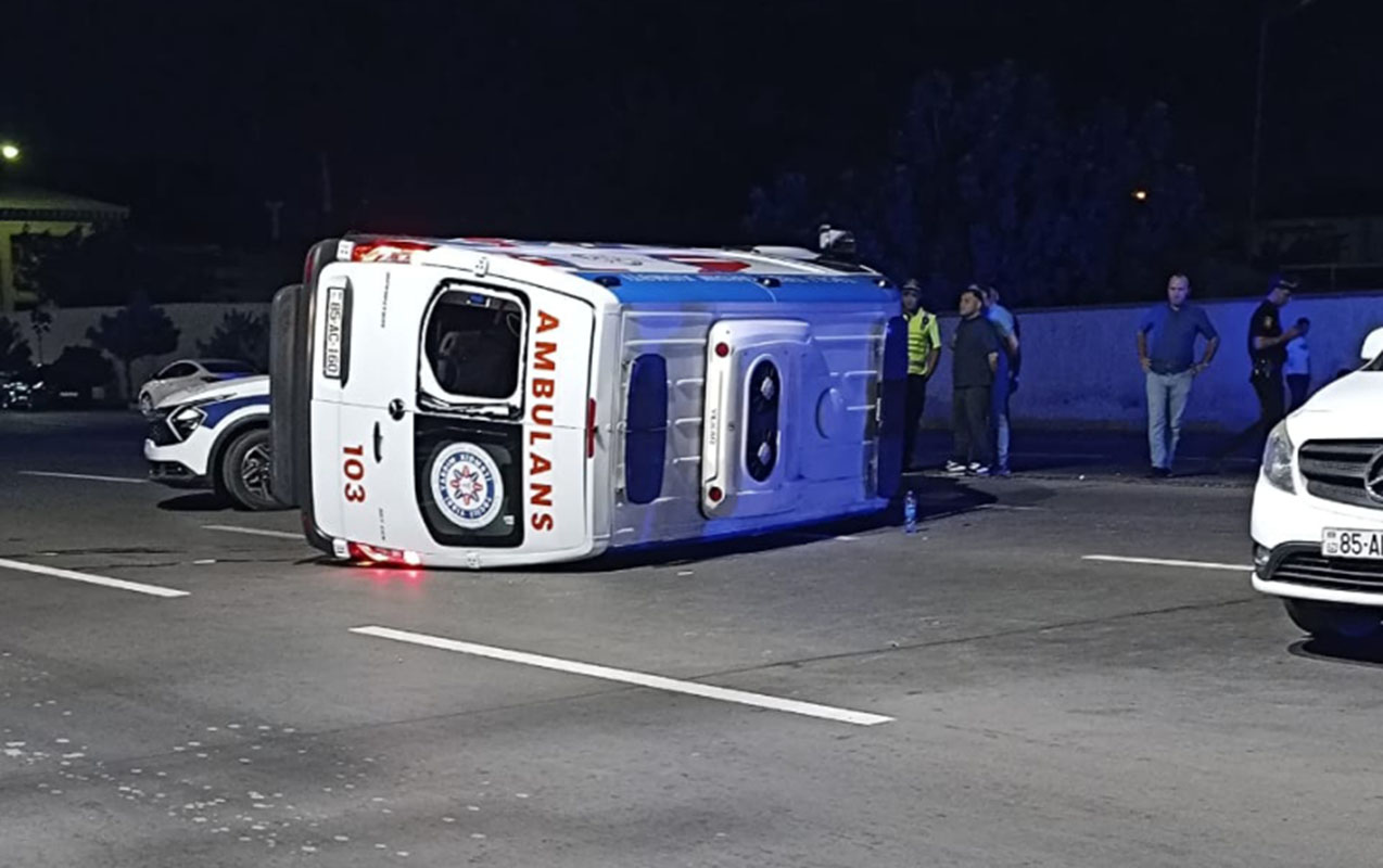 Təcili tibbi yardım maşını aşdı - 4 nəfər xəsarət aldı