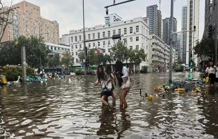 Çində güclü daşqın olub, 10 nəfər ölüb, onlarla yaralı var