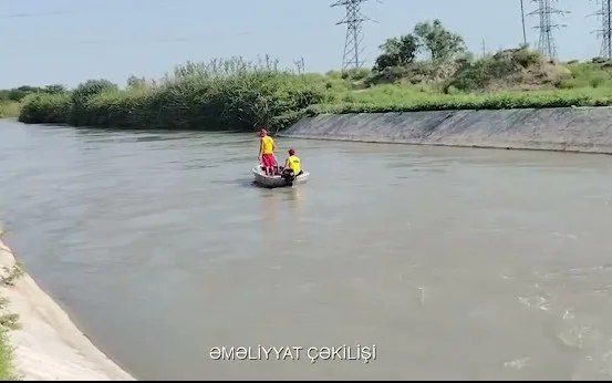 Kanala yıxılan şəxs xilas edildi - VİDEO