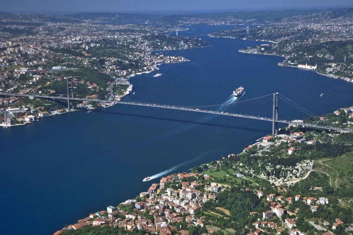 İstanbul sahillərində yük gəmisi saya oturdu: Bosfor boğazında hərəkət dayandı