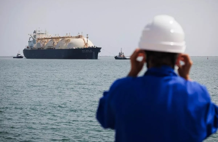 Hörmüz boğazında maye qaz daşıyan tanker mərmi zərbəsinə məruz qalıb