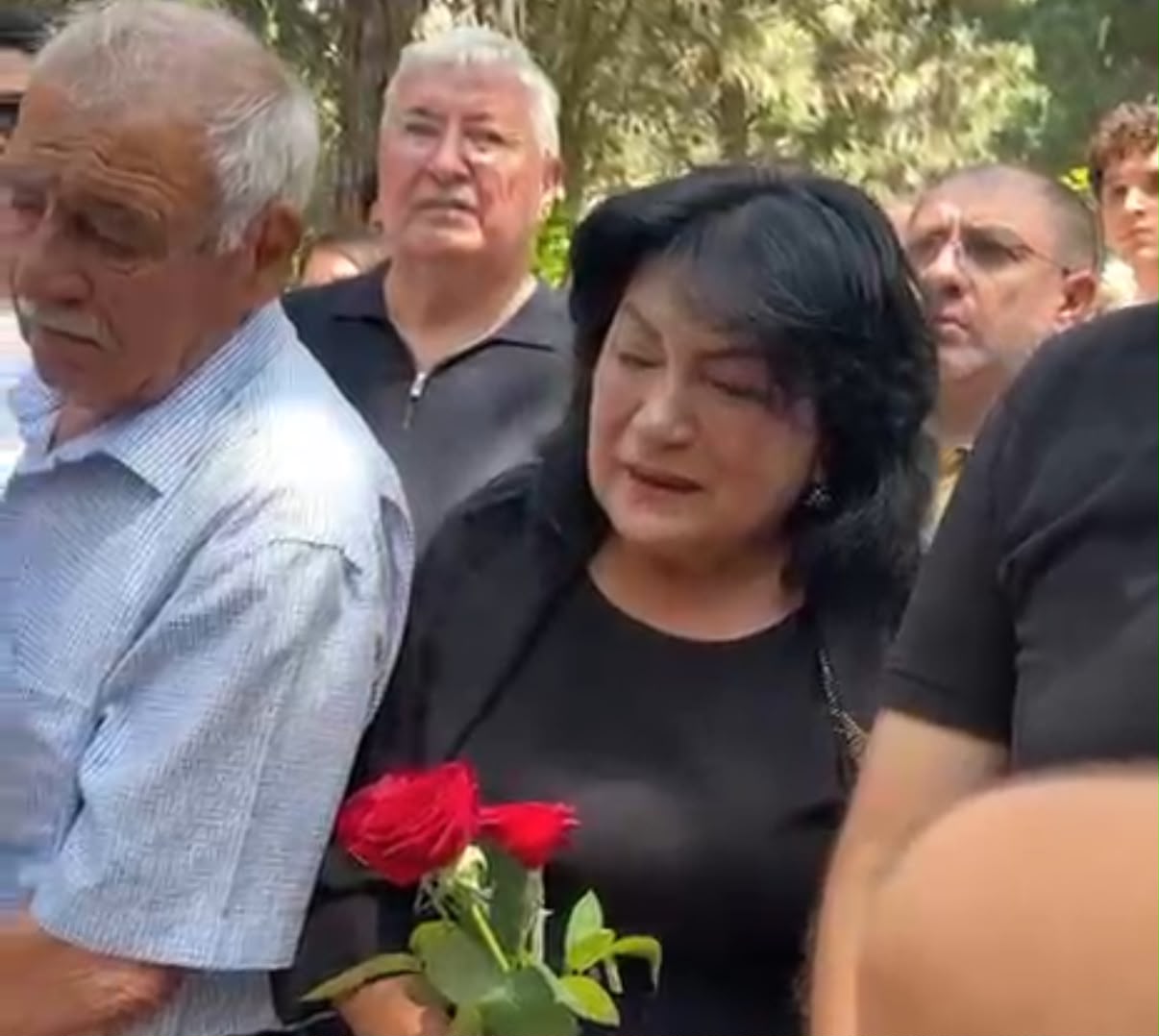 Şairə Cığatel Nəriman Həsənzadənin dəfnində göz yaşlarını saxlaya bilmədi - VİDEO