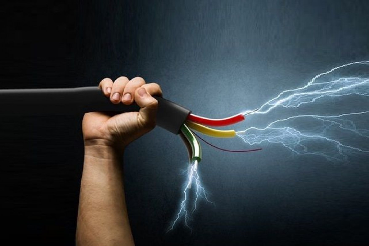 Şəkidə elektrik cəryanının vurduğu kişi yanaraq ölüb