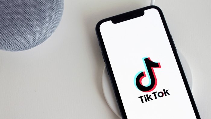 Canlı yayımda qadınları söyən "tiktoker" cərimələndi