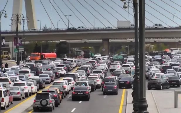 3 istiqamətdə tıxac var - Sürücülərin nəzərinə
