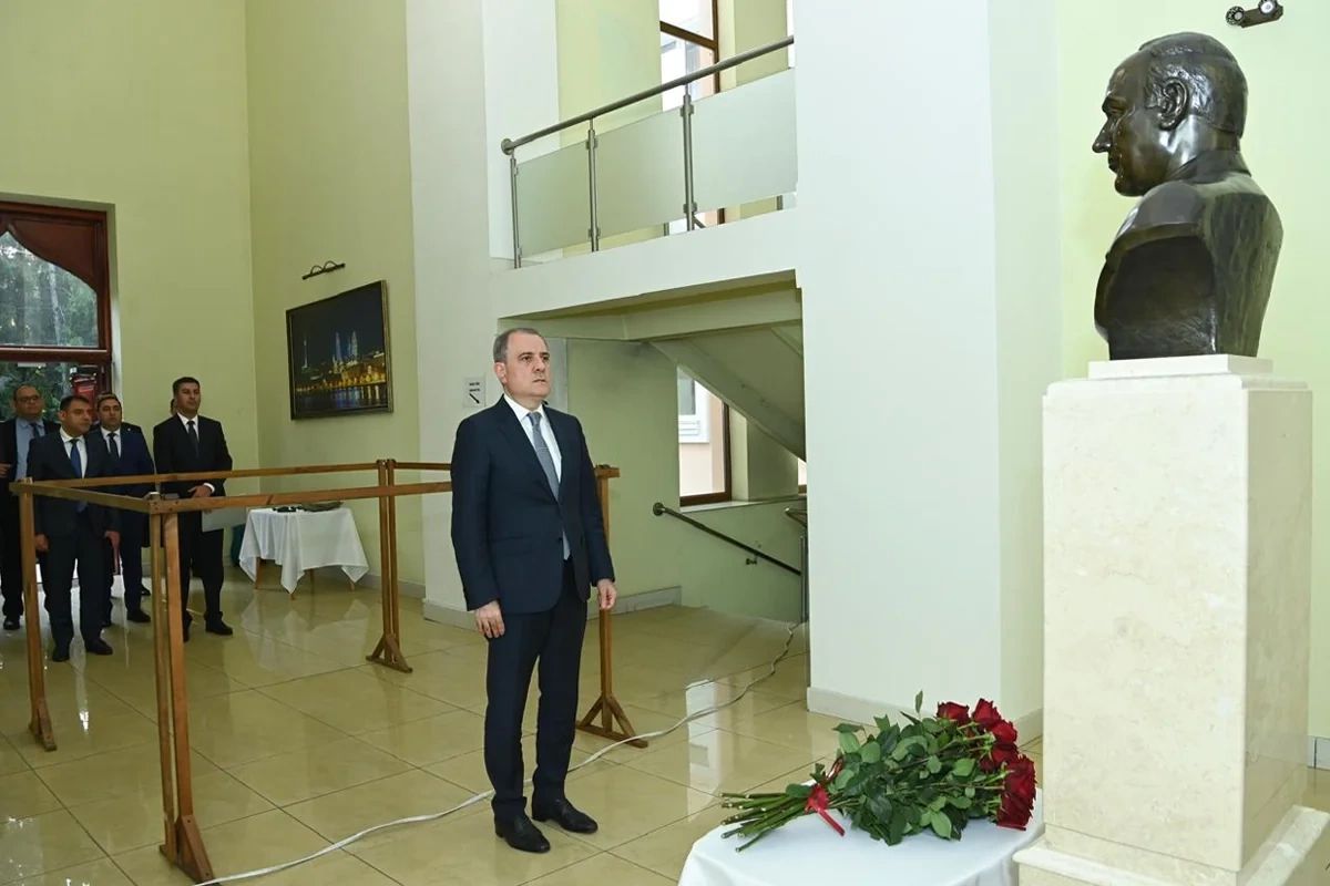 Ceyhun Bayramov Azərbaycanın Kiyevdəki səfirliyində oldu