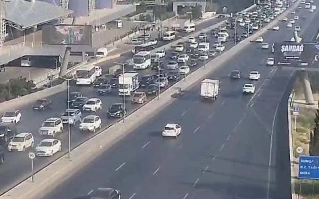 Bəzi yollarda sıxlıq yarandı - SİYAHI