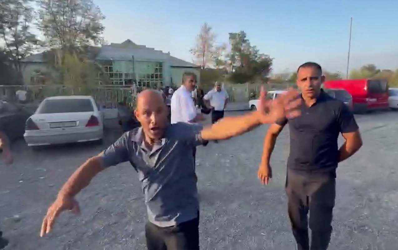 İTV əməkdaşlarının çəkiliş aparmasına mane oldular - Polis araşdırır - VİDEO