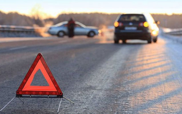 “Mercedes” işıq dirəyinə çırpılıb - 3 nəfər xəsarət aldı