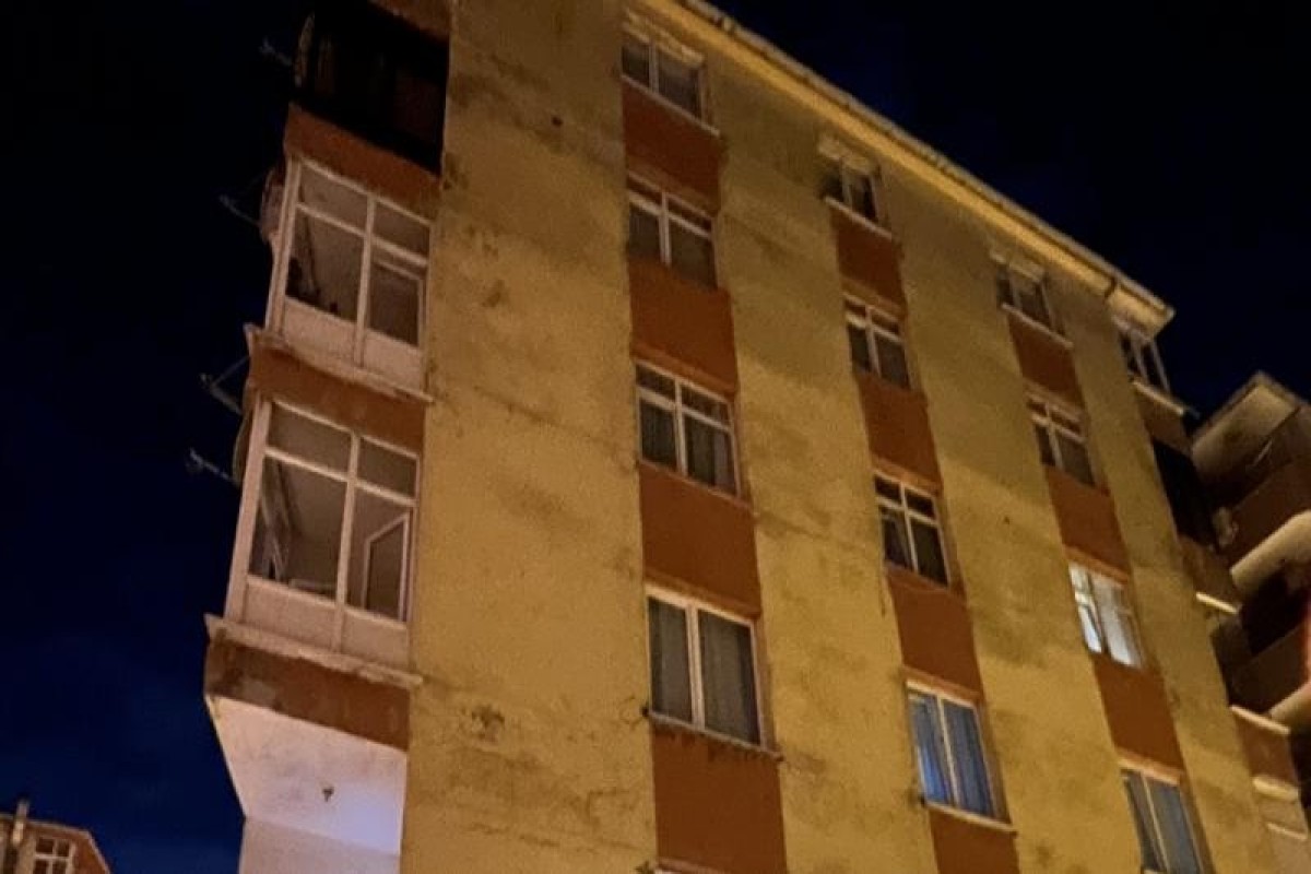 İstanbulda bina uçub, sakinlər yaşayış evini tərk ediblər - FOTO