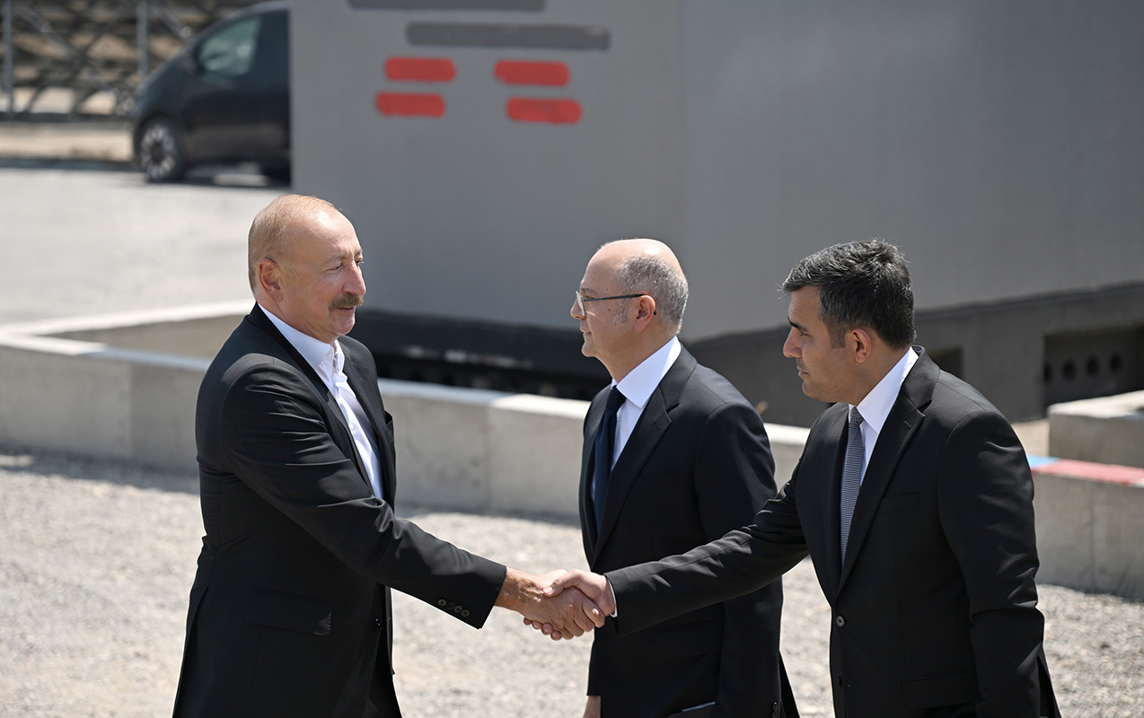 Prezident “Şəms 1” və “Qərbi Üfüq” stansiyalarında görülən işlərlə tanış oldu - Fotolar
