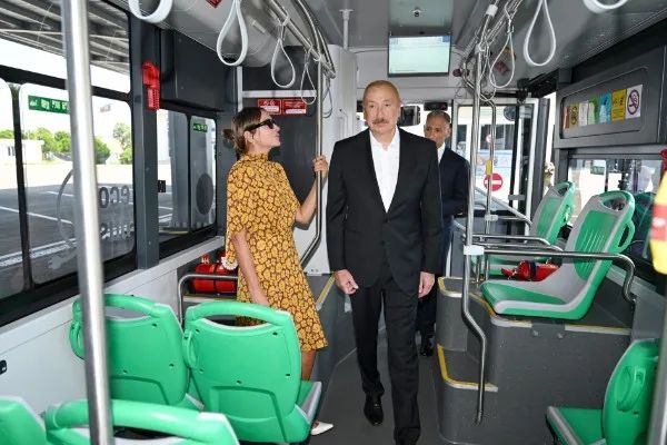 Prezident elektrik mühərrikli yeni avtobuslara baxıb - FOTOLAR
