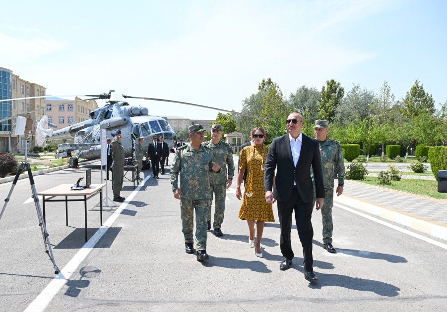 Prezidentlə xanımı komando hərbi hissələrinə Döyüş bayraqlarının verilməsi mərasimində - FOTOLAR