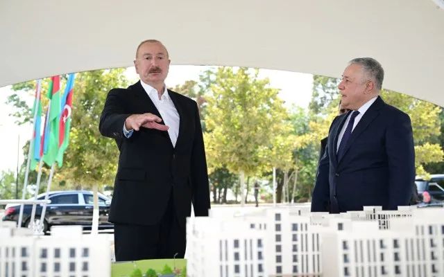Prezident sosial evlər kompleksinin təməlini qoydu - FOTOLAR