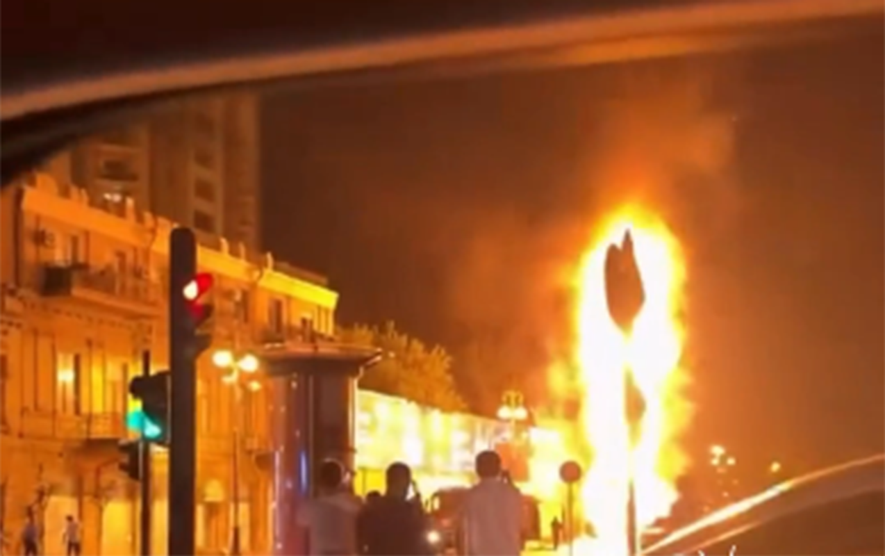 Bakıda sərnişin avtobusu yanır - Video
