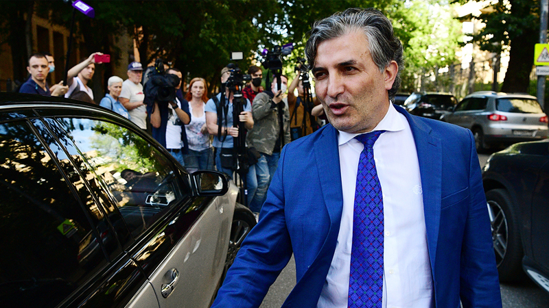 Elman Paşayevin lüks avtomobili hərraca çıxarıldı