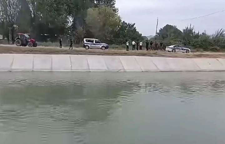 Ağdaşda VAZ su kanalına düşdü