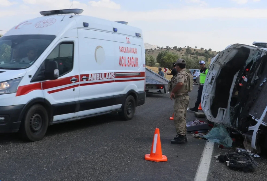 Türkiyədə nişana gedən mikroavtobus aşdı: ölənlər var