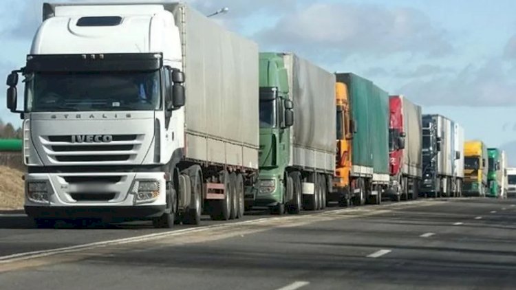 “Qırmızı Körpü”də tıxac: Mindən çox avtomobil buraxılış izni gözləyir