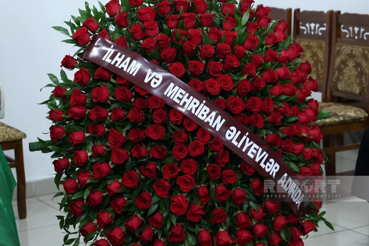 İlham Əliyev və Mehriban Əliyeva Tofiq Bakıxanovun vida mərasiminə əklil göndərib