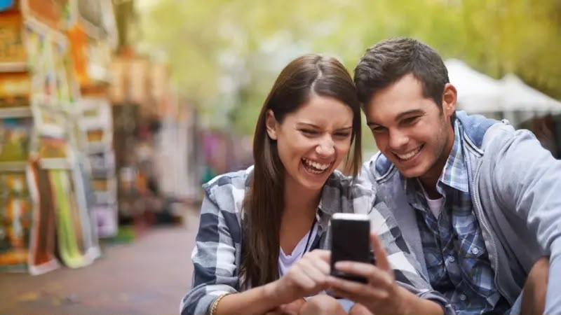 Sosial şəbəkələrdə tanışlıq normaldırmı? – Münasibətlər nə qədər uğurlu olur?