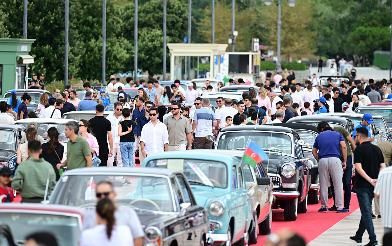 Bulvardakı klassik avtomobil sərgisində izdiham - Fotolar