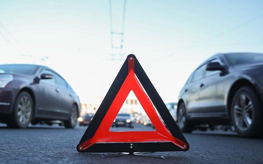 Gədəbəydə “Mercedes” körpüdən aşdı, 5 yaralı var