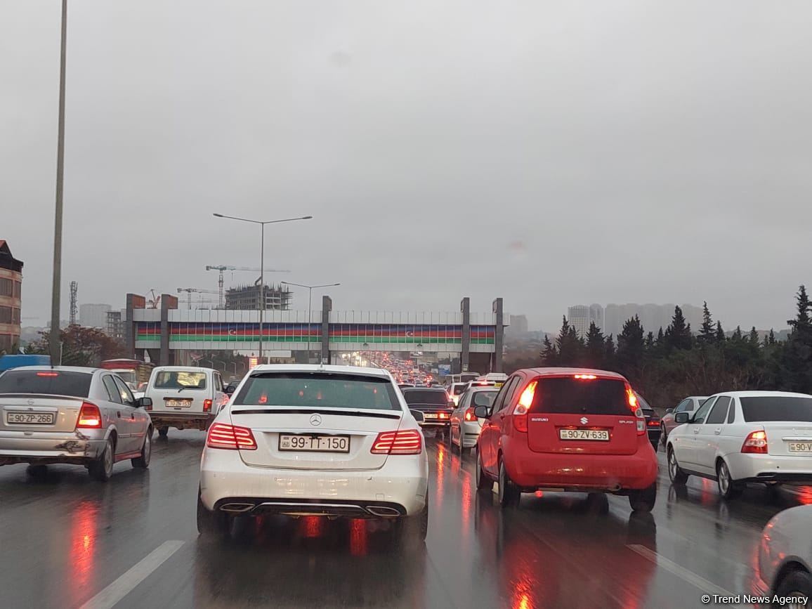 Yağışlı günlər başlayır: Sürücülərə avtomobillərlə bağlı vacib xəbərdarlıq