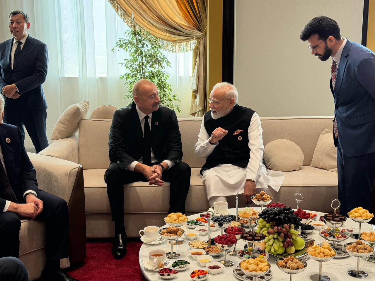 Prezident Hindistanın Baş naziri ilə söhbət etdi - FOTOLAR