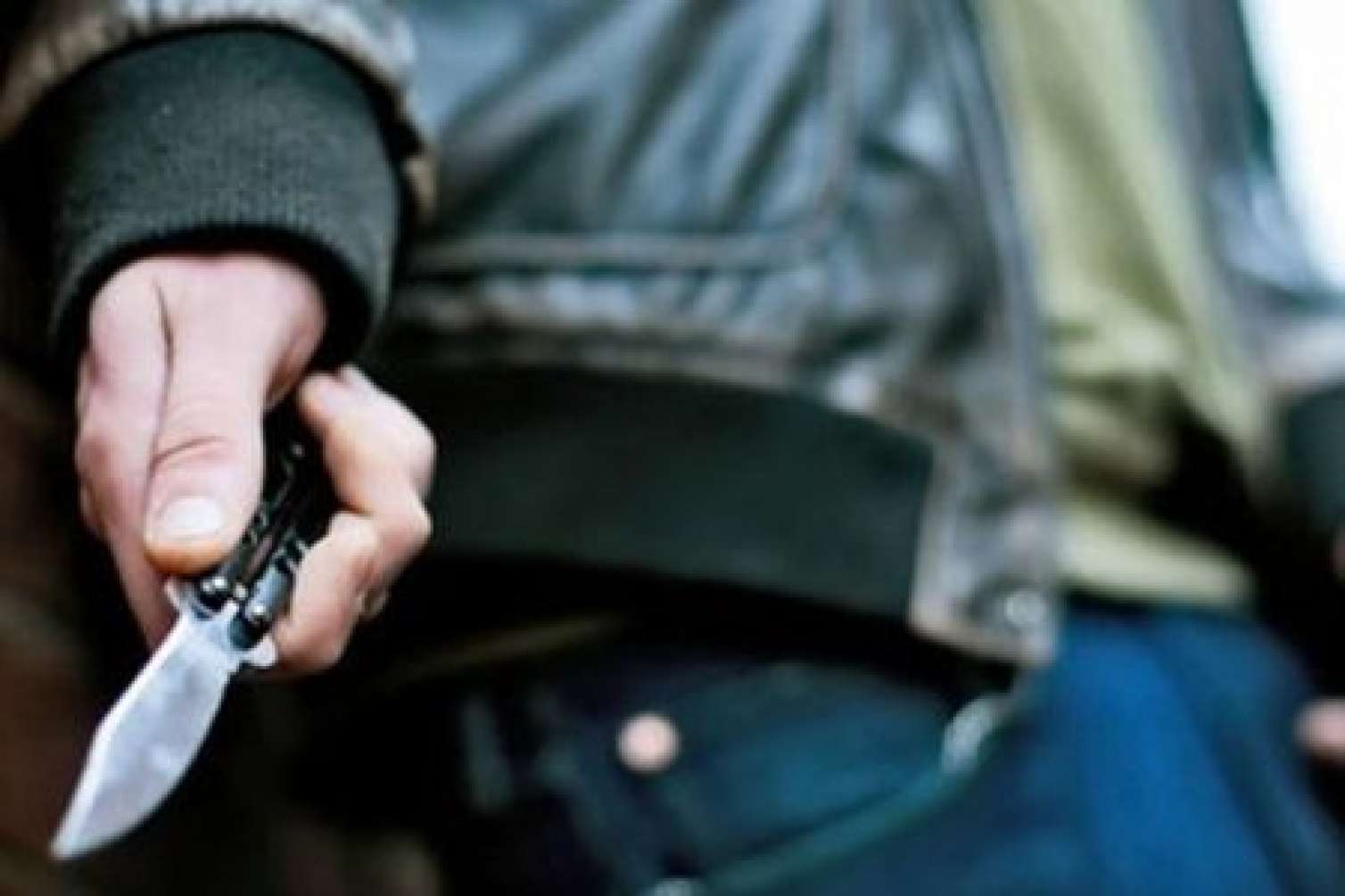 Əvvəl bacısını, sonra özünü bıçaqladı