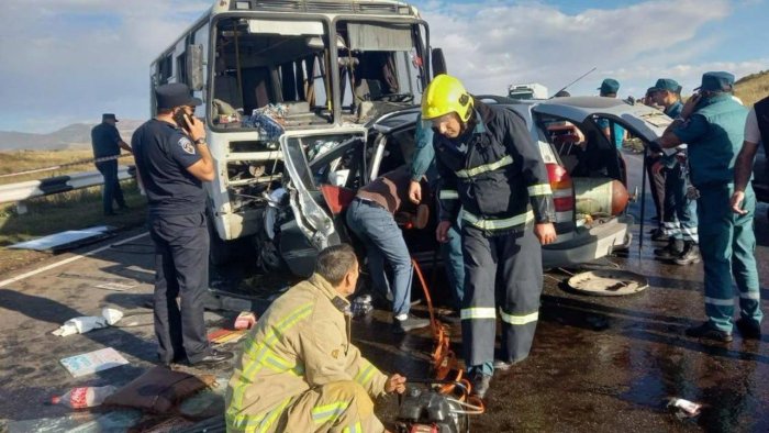 Ermənistanda dəhşətli qəza: 5 nəfər ölüb, 11 yaralı var