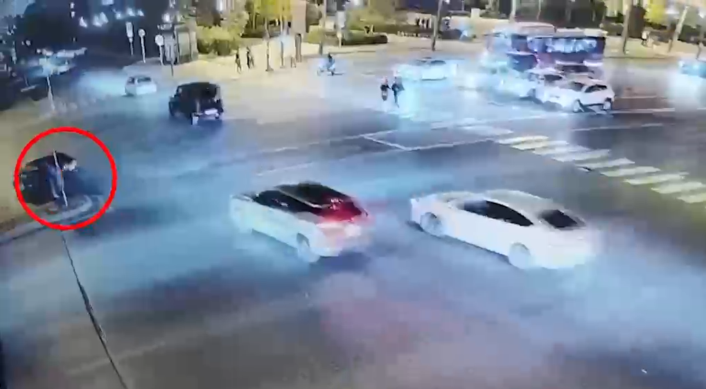 Bakıda azyaşlıların təhlükəli hərəkətləri: Qırmızı işıqda keçdilər, əks yola çıxdılar - VİDEO