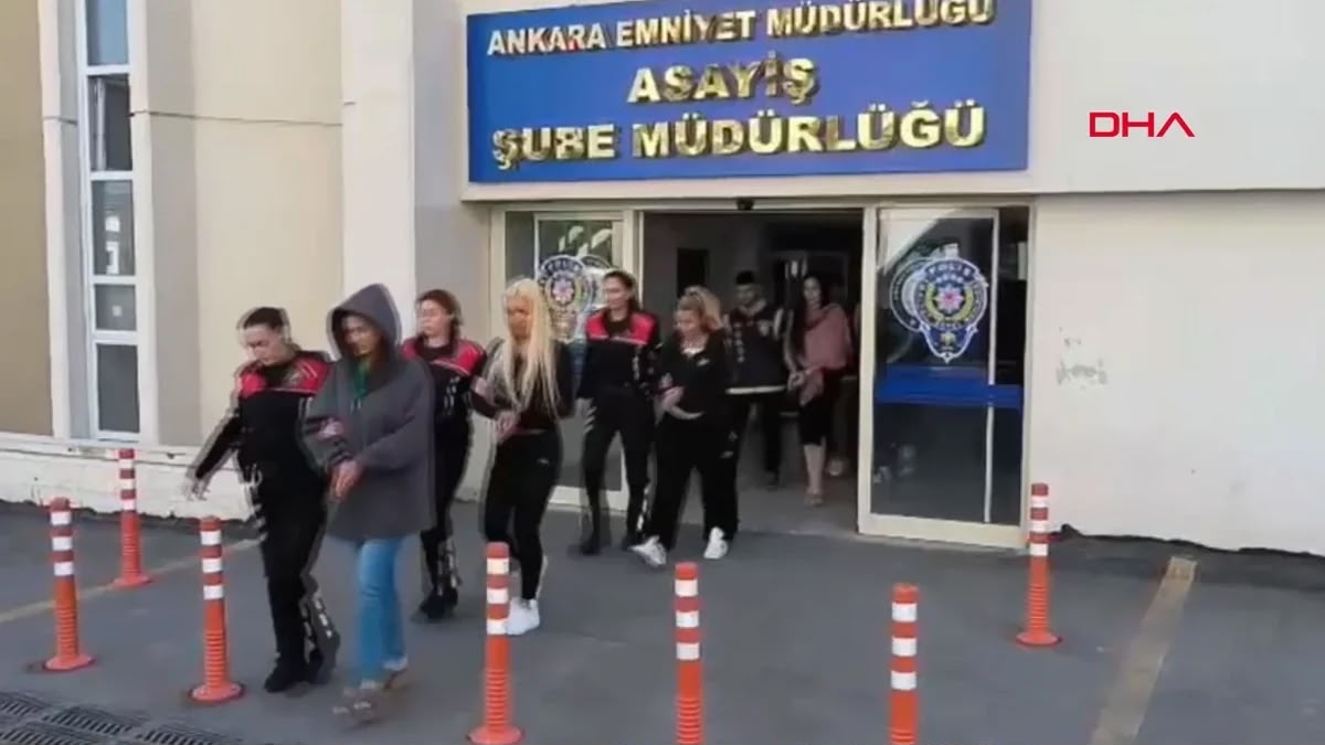 Türkiyəli müğənni Tuğba Ekinci saxlanıldı