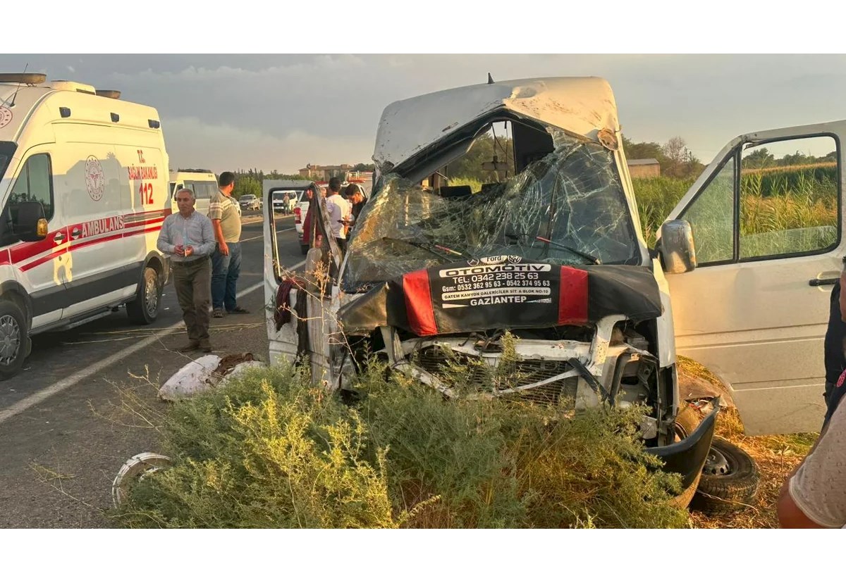 Türkiyədə mikroavtobus su kanalına aşıb - 15 nəfər xəsarət alıb