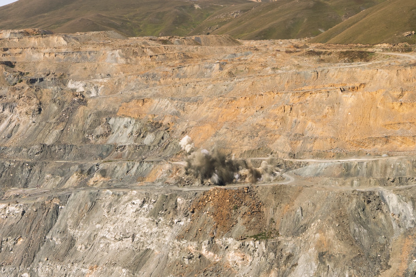 “AzerGold” Söyüdlü (Zod) qızıl yatağında ilk qazma-partlayış əməliyyatını həyata keçirdi - FOTOLAR